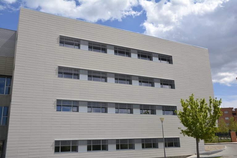 Celosías De Aluminio En Arquitectura Hospitalaria: Viamed Montecanal