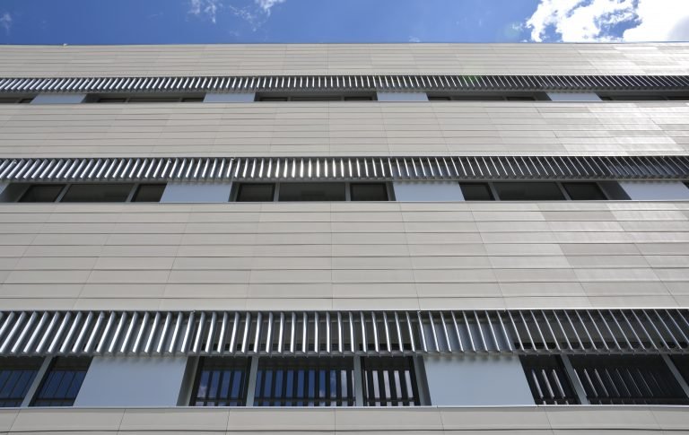 Celosías De Aluminio En Arquitectura Hospitalaria: Viamed Montecanal