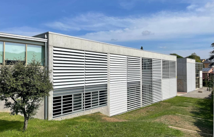 Façade with slats on the Escola Ginebró | umbelco.com